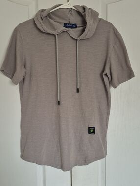Short-Sleeve Hooded Tee in Light Taupe